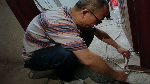 三下鄉(xiāng)“維修家電”實(shí)踐主題|畢節(jié)工業(yè)職業(yè)技術(shù)學(xué)院  “星與心源”暑假社會實(shí)踐團(tuán)隊(duì)開展“上門為百姓服務(wù)”主題活動