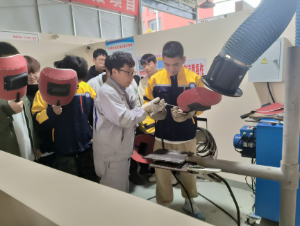 ?大國工匠進(jìn)校園，一對一技能傳授 