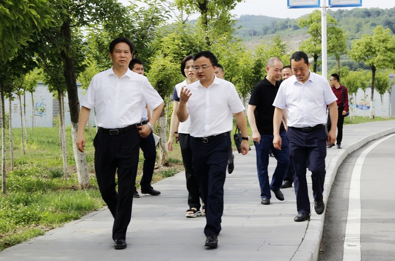 畢節(jié)市市委副書(shū)記、市長(zhǎng)張集智一行到 畢節(jié)工業(yè)職業(yè)技術(shù)學(xué)院調(diào)研