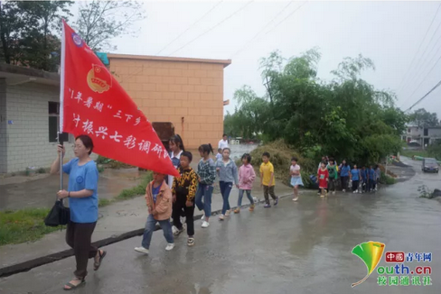 暑假期間，這群孩子因幫助村民辦實(shí)事成為了“網(wǎng)紅”