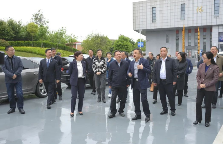 貴陽市人民政府副市長龍叢一行赴我院開展畢業(yè)生就業(yè)創(chuàng)業(yè)工作調研