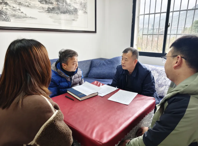 邱國援到鄉(xiāng)村振興聯(lián)系點(diǎn)調(diào)研駐村幫扶工作